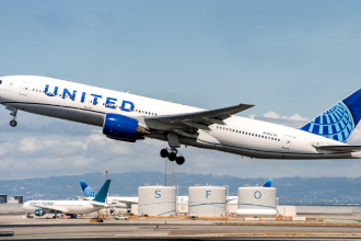 United Airlines Boeing 777-200 departs on a flight, representing the airline’s Starlink-equipped transatlantic service.