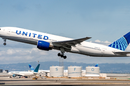 United Airlines Boeing 777-200 departs on a flight, representing the airline’s Starlink-equipped transatlantic service.