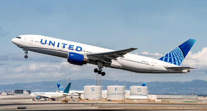 United Airlines Boeing 777-200 departs on a flight, representing the airline’s Starlink-equipped transatlantic service.