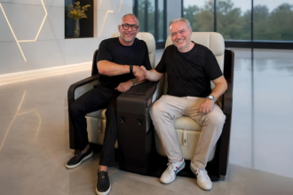 beOnd and Optimares executives mark US$20M premium cabin investment agreement.